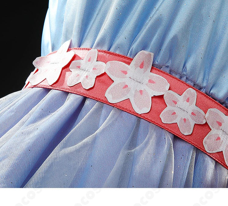 腰ベルト装飾のディテール。バックルと飾りの質感、位置決めのしやすさを示す近接写真。