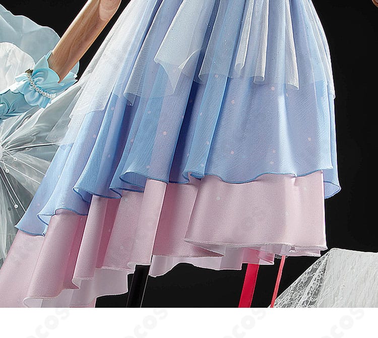 スカート裾の細部。フレアのハリ感と縁取りの仕上げ、動いた際の表情が伝わる。