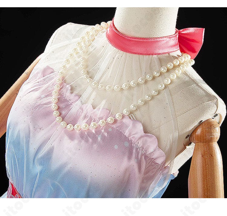 ネックレス装飾のクローズアップ。サクラチヨノオー Fleur Enneigéeの上品な首元デザインを詳細に表現。