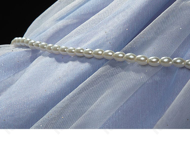 ビーズ装飾のクローズアップ。きらめきと縫い付けの丁寧さ、撮影時の反射表現を確認。