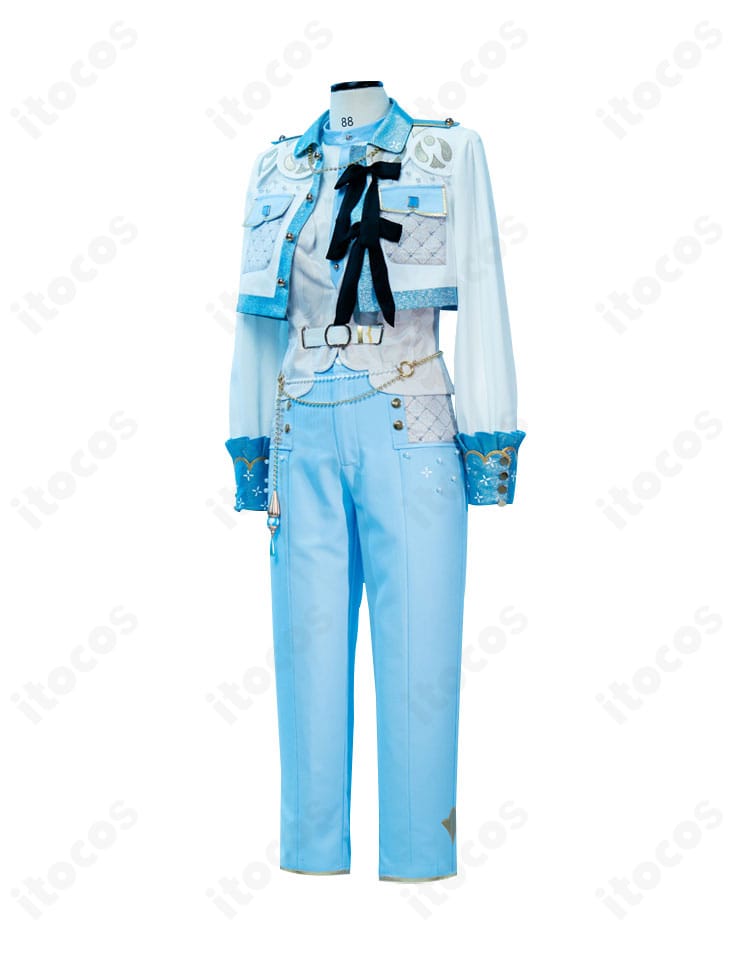 天祥院英智らが着用するTRIP衣装の背面全体。コートの後ろ姿と腰飾りの配置が分かる展示写真