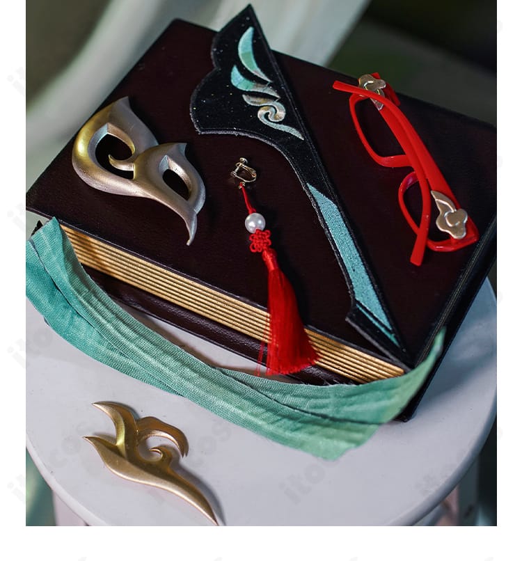 コスプレ衣装のアクセサリー一式。胸飾り・イヤリングなど小物のセット内容