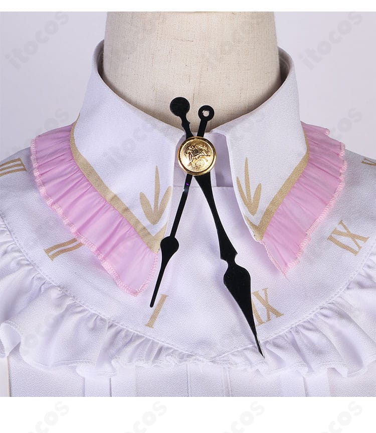 暁山瑞希 コスプレ衣装 襟元の時計風装飾アップ。歯車モチーフと金属色パーツの質感が際立つ