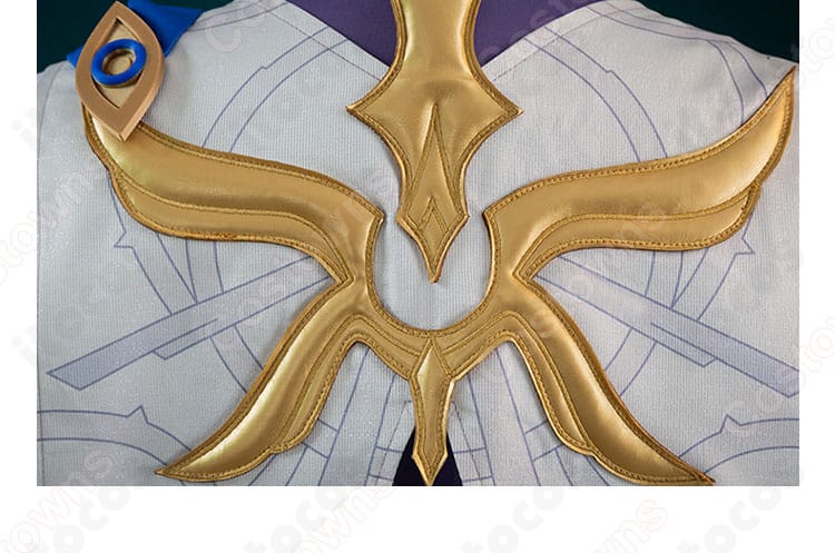 サンデー衣装の背面装飾細部。ヨークまわりと背面パーツの構造を詳細に示す画像。