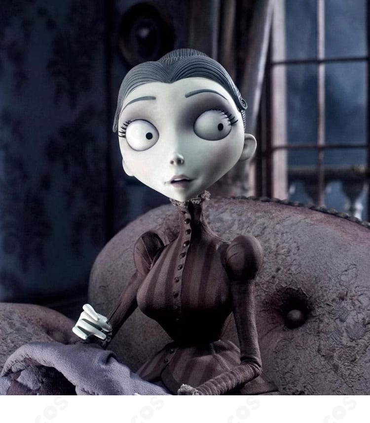 ヴィクトリア・エヴァーグロットの劇中ドレス風コスプレ衣装を着用した再現シーン。上品な佇まいが伝わる全身イメージ