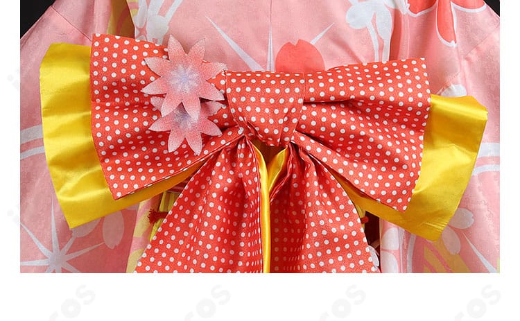 コスプレ衣装の背面リボン＆装飾アップ。立体的な結びと装飾パーツの配置が分かる背面接写。