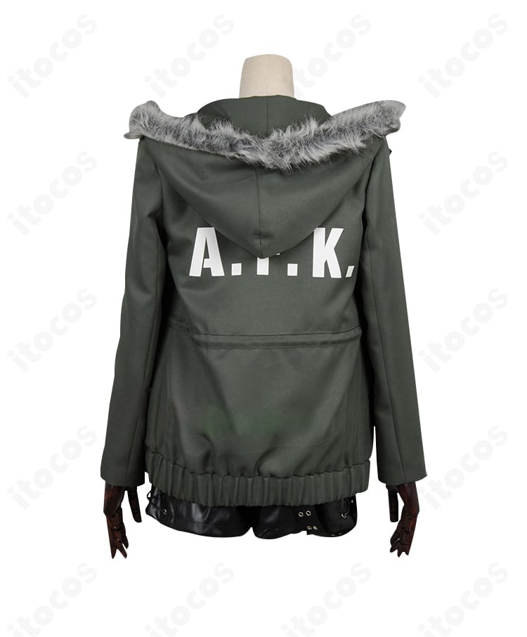 ペルソナ5 佐倉双葉 私服コスプレ衣装の背面。コートの後ろ姿のラインとレイヤードのバランス、丈感が分かるディテールショット。