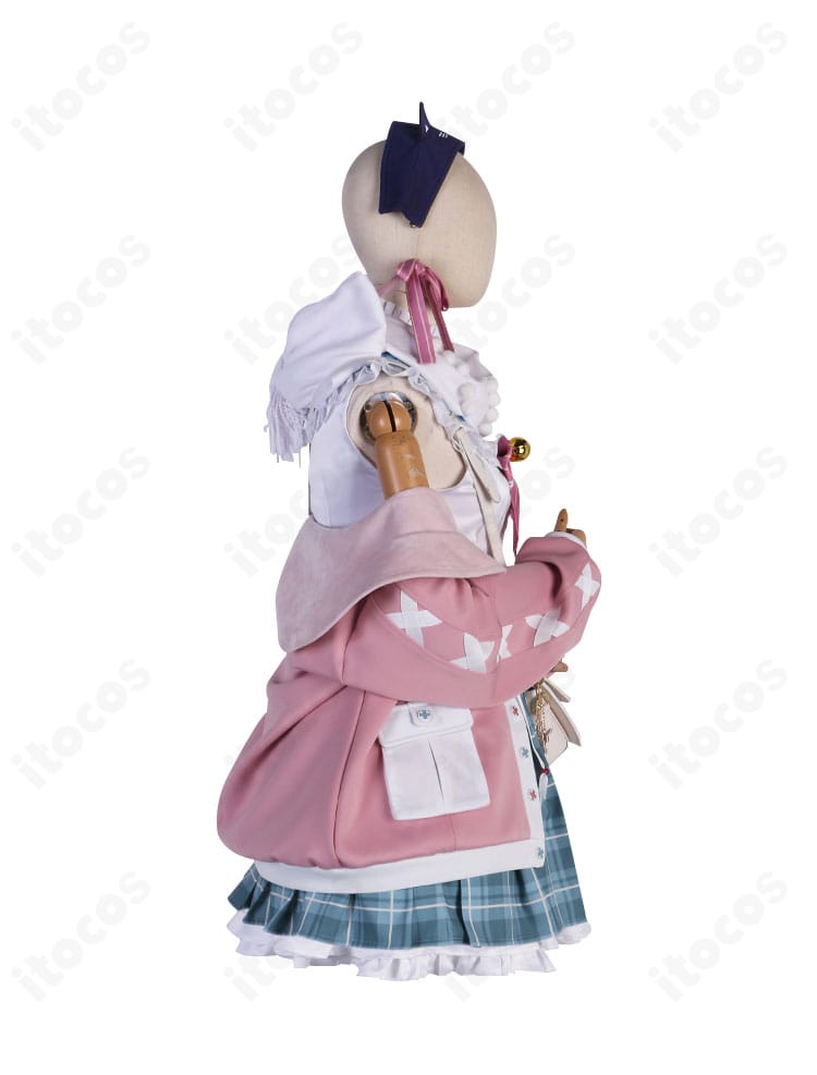 ミリー・パフェ冬服コスプレ右側面。エプロンのレイヤーとマフラーのボリューム感を強調したディテール