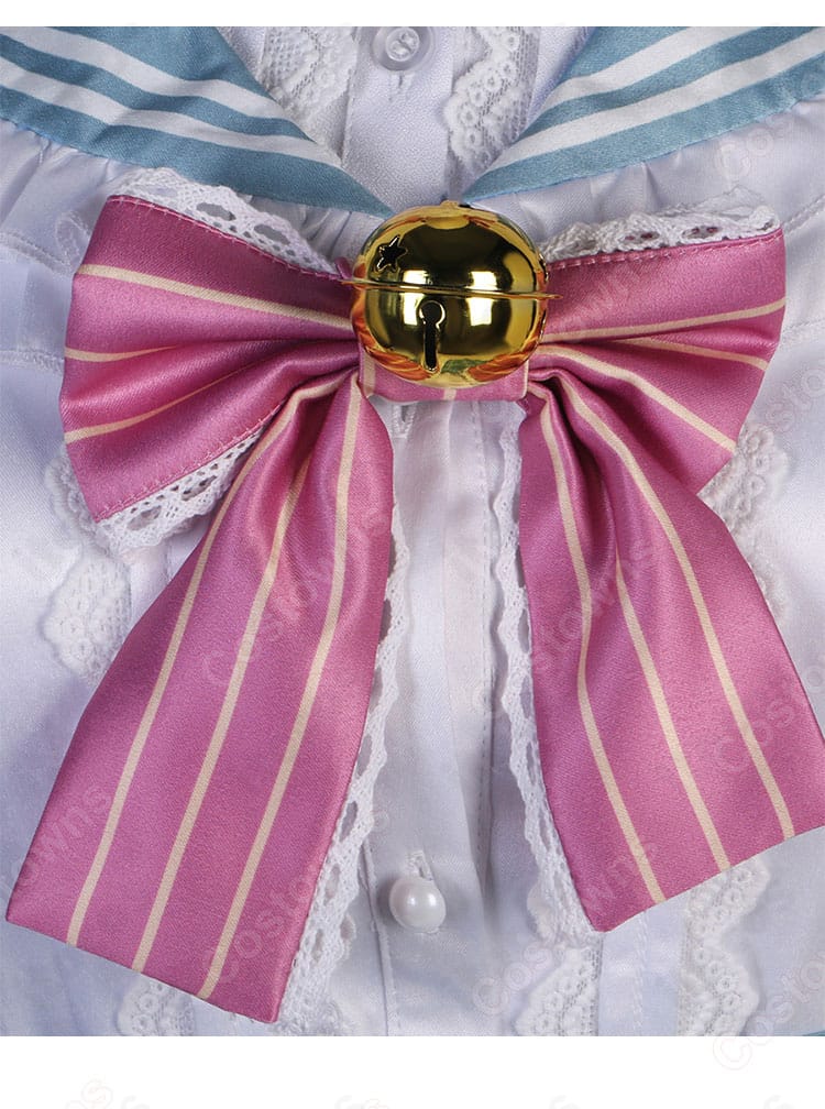 ミリー・パフェ冬服コスプレの胸元アップ。鈴飾りと蝶結びが華やかに映えるポイントディテール