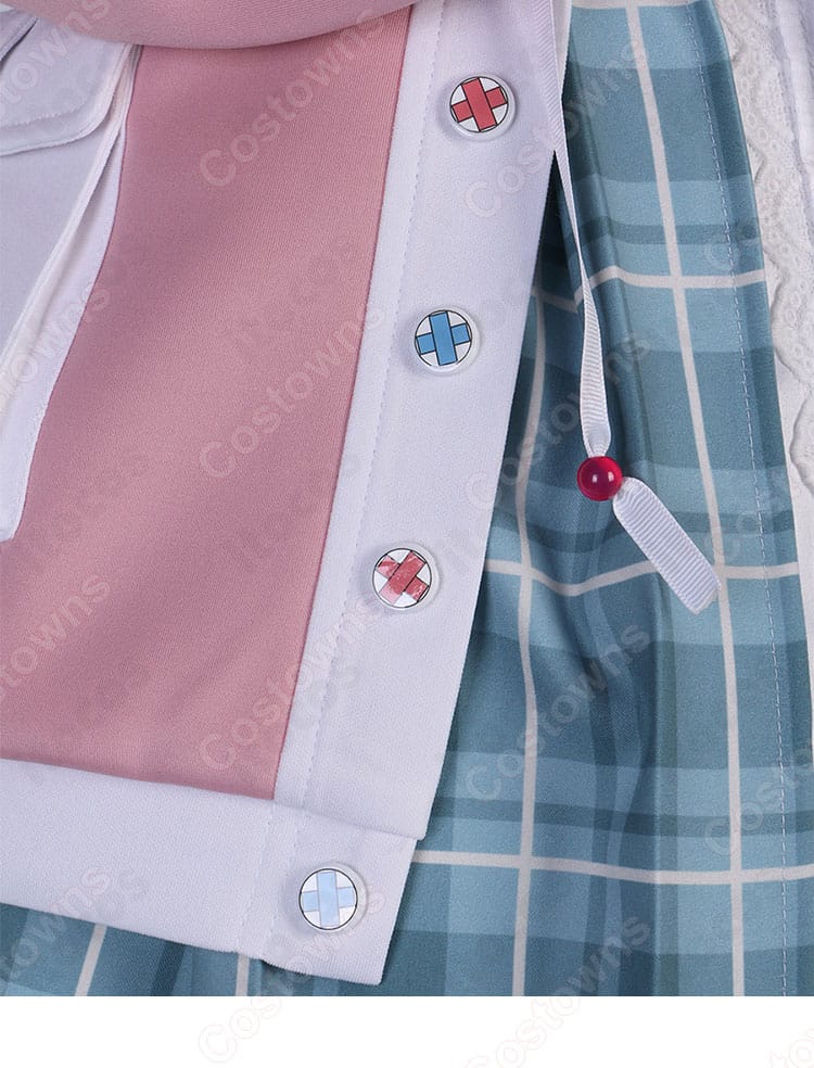 ミリー・パフェ冬服コスプレの門襟ボタン装飾。上品なボタン配置と縫製の仕立てが分かる近接