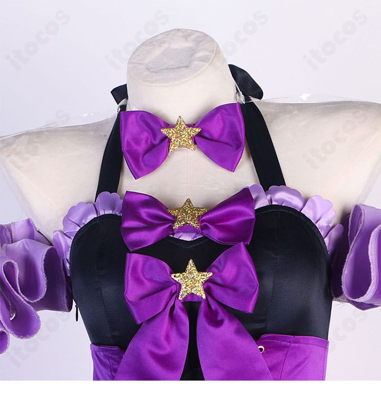 ほしな歌唄 コスプレ衣装の胸元ディテール。胸襟とネックレス装飾の精緻な再現が際立つクローズアップ