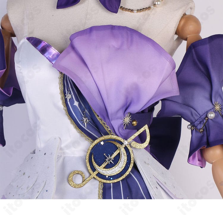 ロビン衣装の胸元と上前装飾の刺繍ディテール。緻密な柄と配色でキャラクター性を強調。