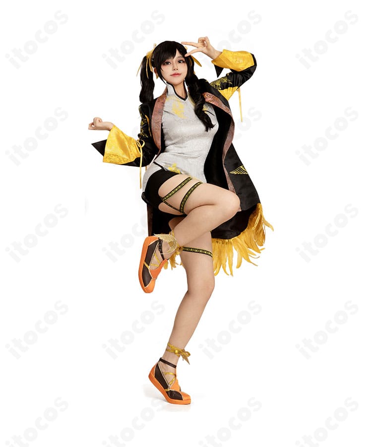 鉄拳8 凌暁雨のコスプレ衣装とキャラクター右側の比較。ショートパンツとコートのライン、髪飾りの形状が確認できる角度。