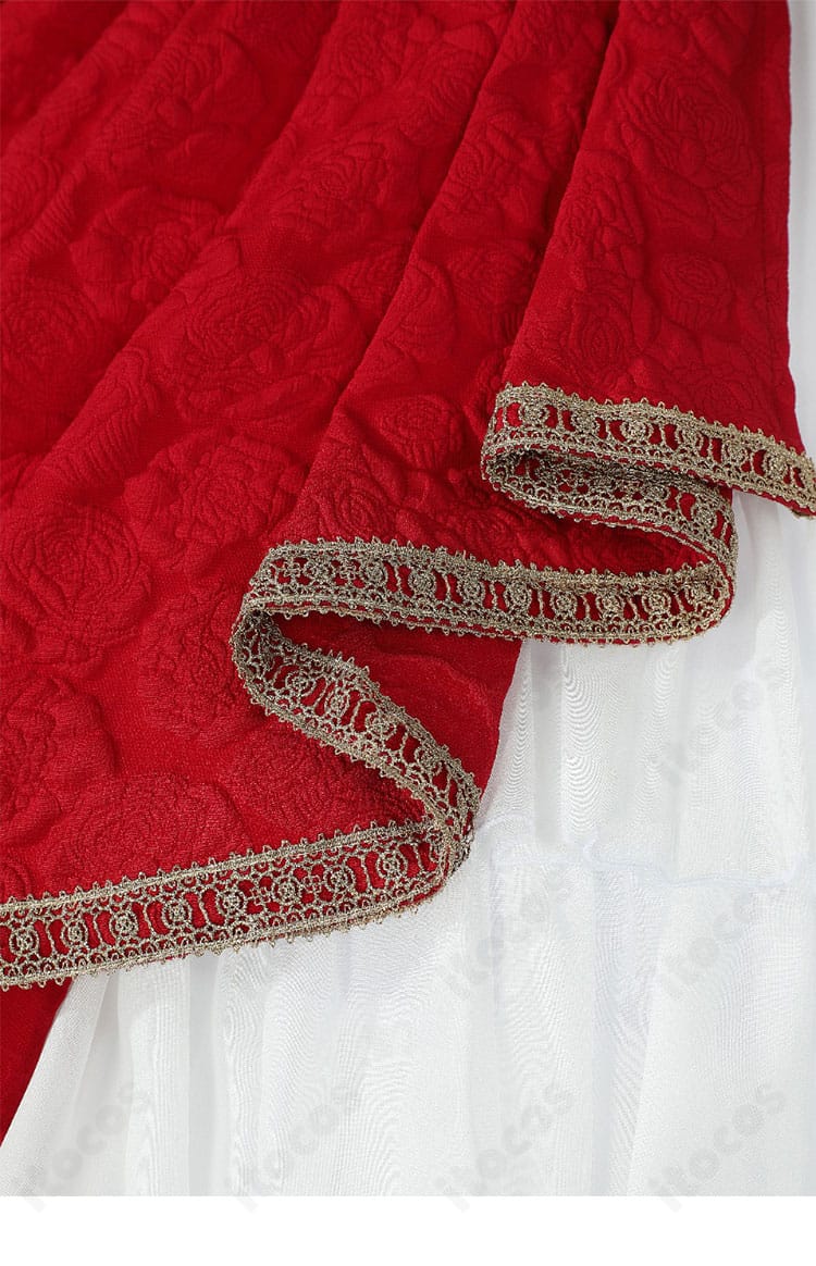 真紅コスプレ衣装の裾装飾ディテール。フリルとブレードの重なりがドールらしい華やぎを演出