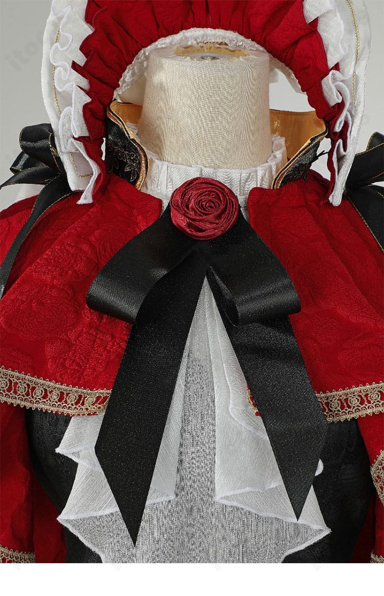 真紅コスプレ衣装の襟元装飾アップ。刺繍とブレード、リボンの質感が映える高級感あるディテール