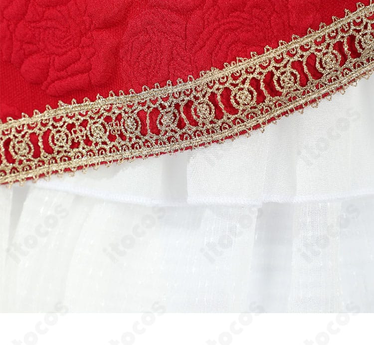 真紅コスプレ衣装の下裾装飾クローズアップ。生地端の仕上げと装飾ラインの精密さを確認できる画像