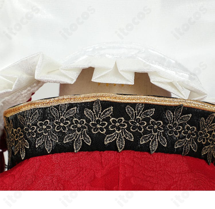 真紅コスプレ衣装の襟元ディテール別角度。繊細な刺繍のステッチワークと装飾の立体感