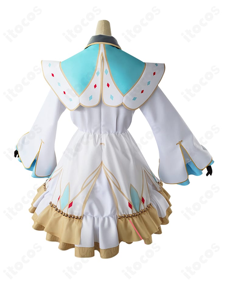 初音ミク クリスマス2023 コスプレ衣装の背面。背中の切り替えやリボンの仕立て、裾周りのディテールが見える後ろ姿