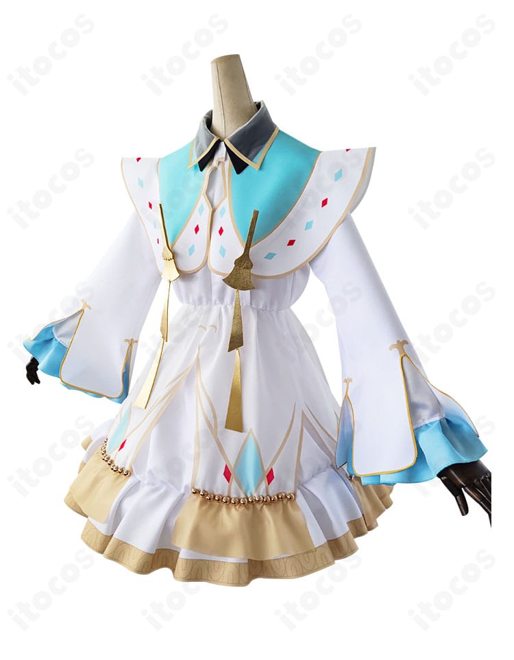 初音ミク クリスマス2023 コスプレ衣装の側面。スカートのボリュームや装飾の立体感、ラインのシルエットを強調したアングル