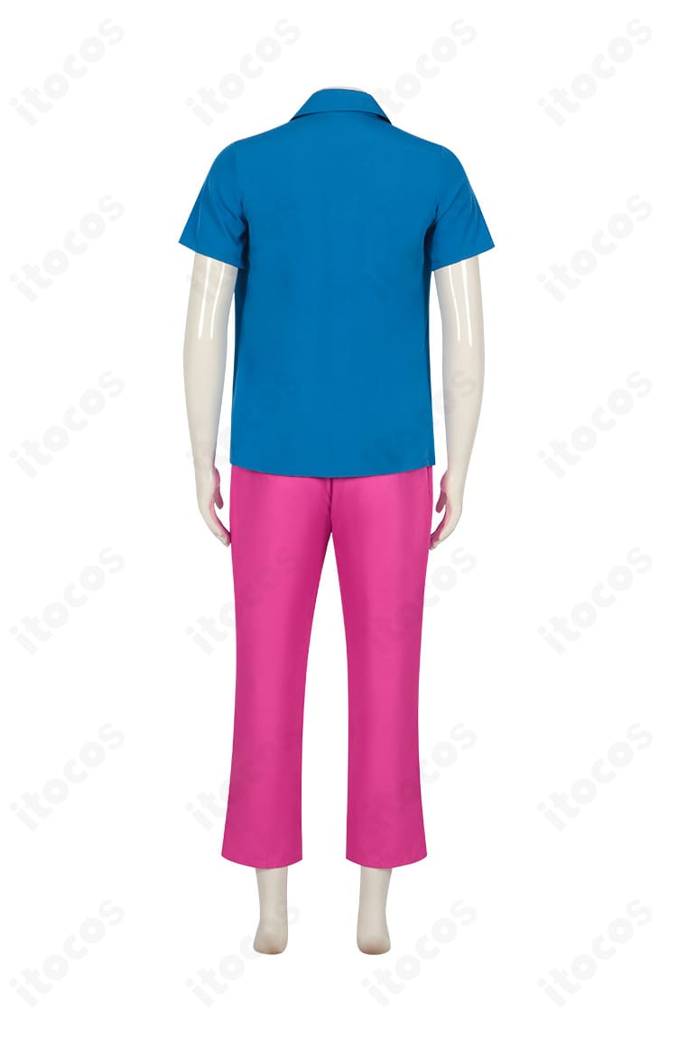 ゾン100 竜崎憲一朗 通常衣装コスプレの背面。背中のシルエットと裾の収まり、後ろ姿の再現度が伝わる画像。