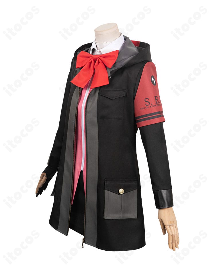 ペルソナ3 リロード 岳羽ゆかり 戦闘服コスプレ 側面。レッグポーチの位置やコートのラインなど細部ディテールを確認