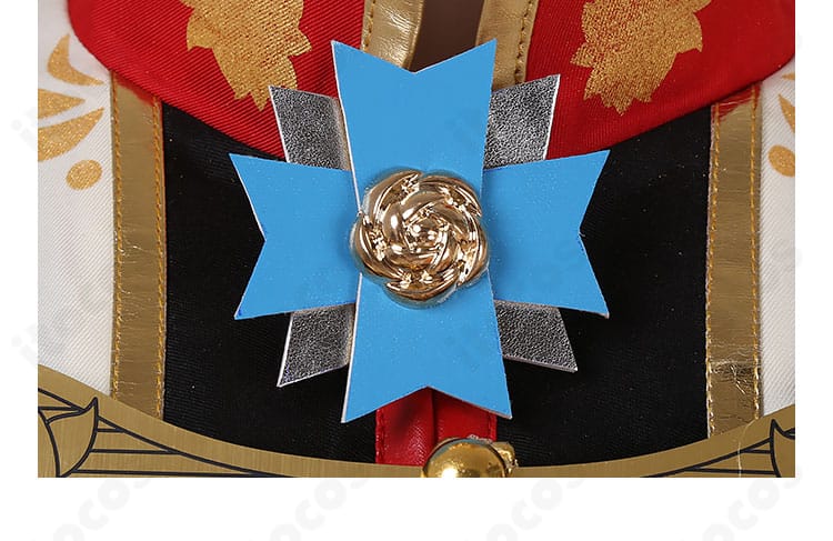 襟元アクセサリーの拡大。豪華なモチーフと留め具の構成