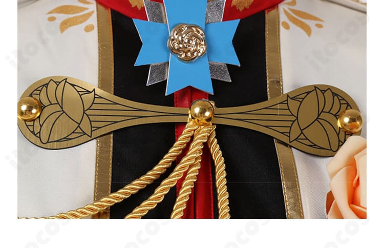 襟元と胸口の装飾近景。刺繍やメタル調パーツの意匠を確認