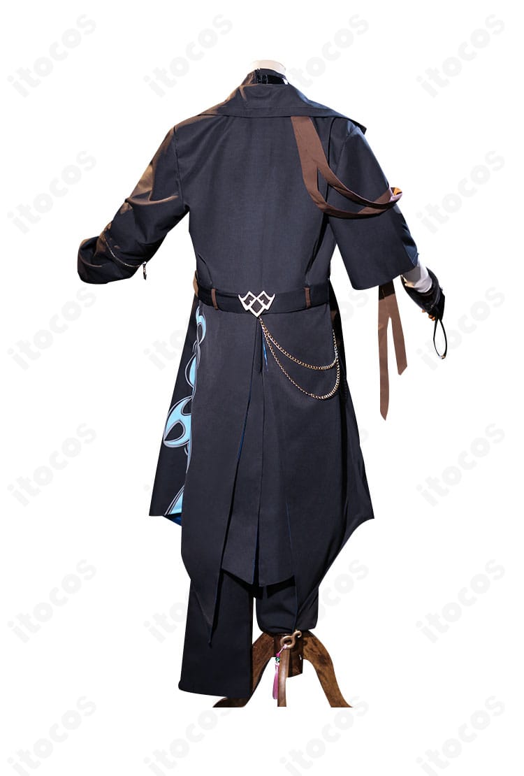 原神 魈のコスプレ衣装 背面全体。背中の意匠と外套の落ち感がわかるアングル。