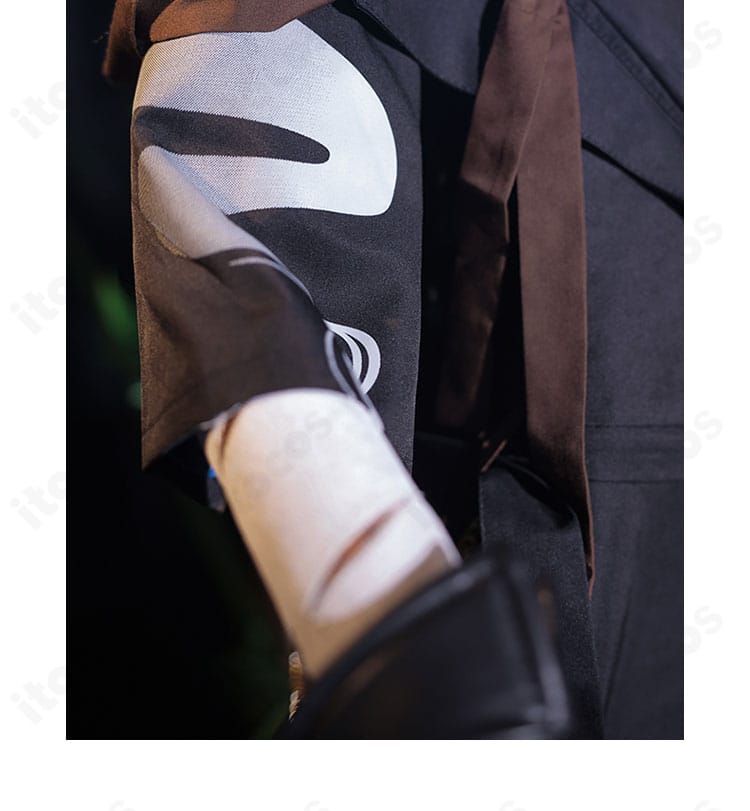 原神 魈コスプレ 袖口の装飾ディテール。模様とエッジの美しい加工。