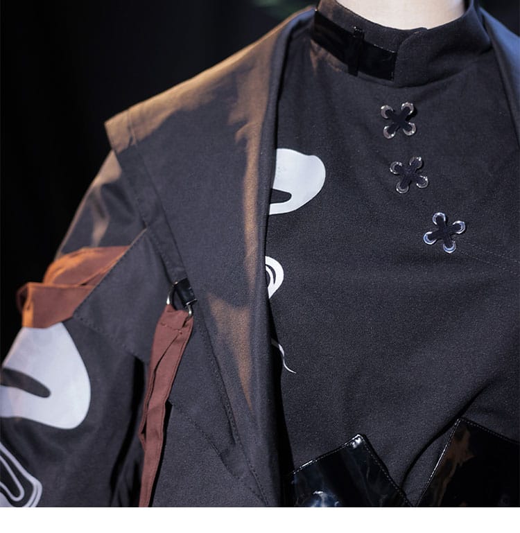 原神 魈コスプレ 胸前装飾の刺繍アップ。精密なステッチと色使いが特徴。