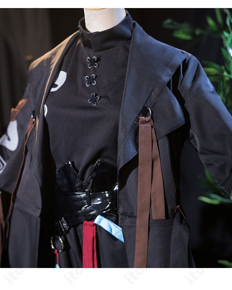 原神 魈コスプレ 正面装飾ディテール。胸元アクセサリーの造形と配色を近接で表現。