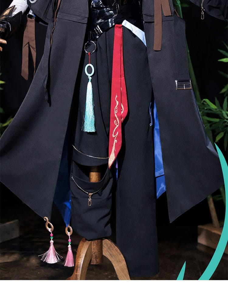 原神 魈コスプレ パンツ前面装飾のアップ。ラインと装飾パーツを忠実に再現。