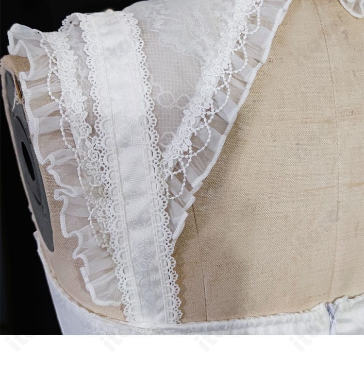 レディ・アヴァロン衣装の肩・袖ディテール。パフスリーブのボリュームとカフの意匠を明瞭に撮影。