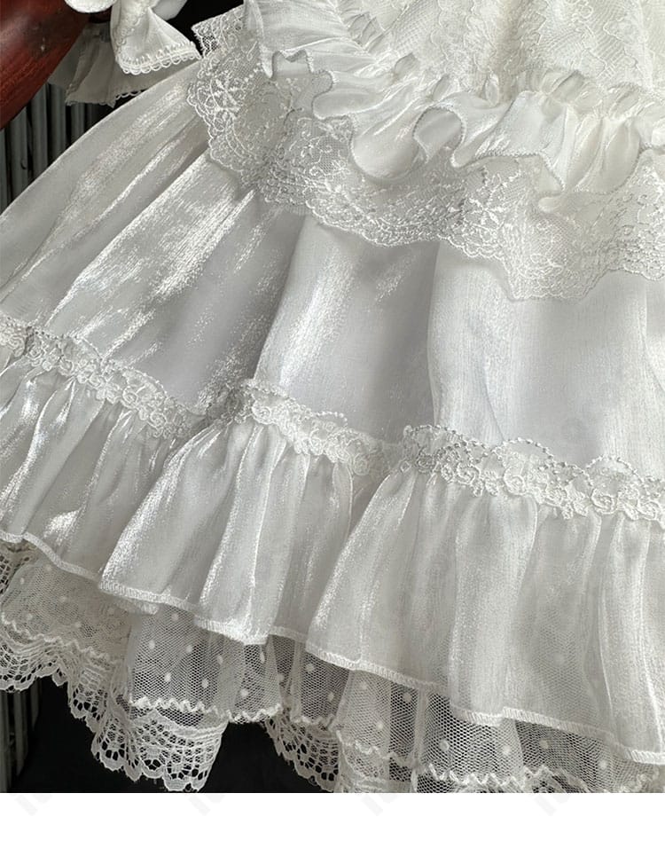 レディ・アヴァロン衣装のスカート裾レースと刺繍ディテール。クラシカルな装飾がアクセント。