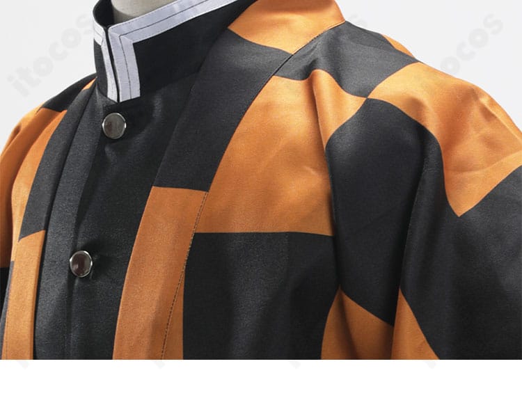 左肩部分のクローズアップ。縫い代処理とステッチワークで耐久性と形状安定を確保。