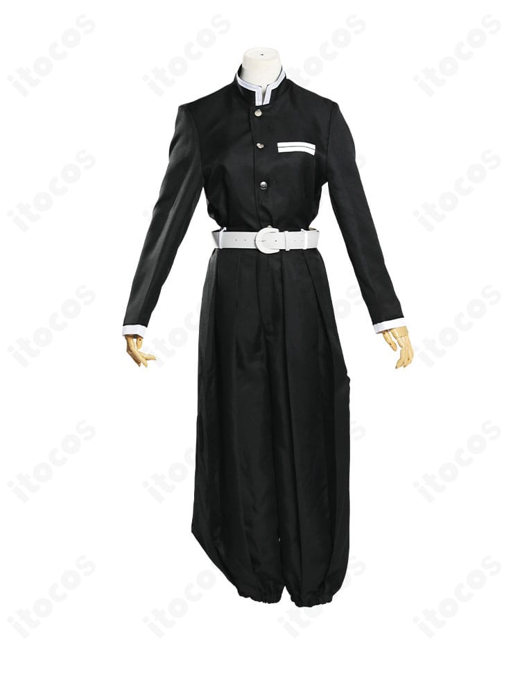 黒い和装コスプレの前面ディテール。前立てや刺繍の仕上がり、繊細な縫製がわかる近接カット。