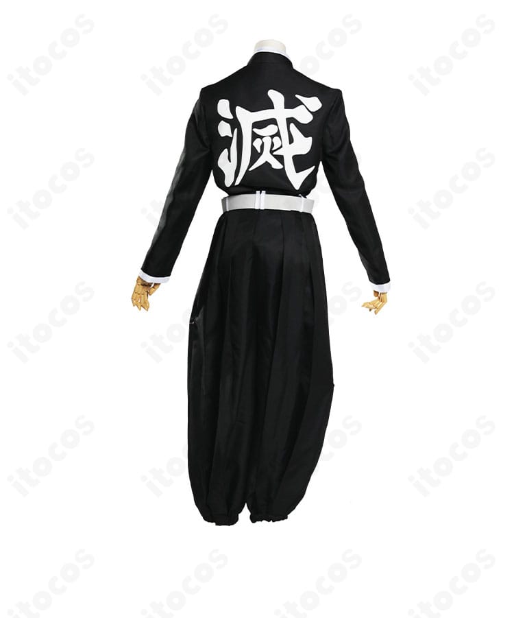 黒い和装コスプレの背面ディテール。背中の意匠配置と落ち感のきれいなシルエットを強調。