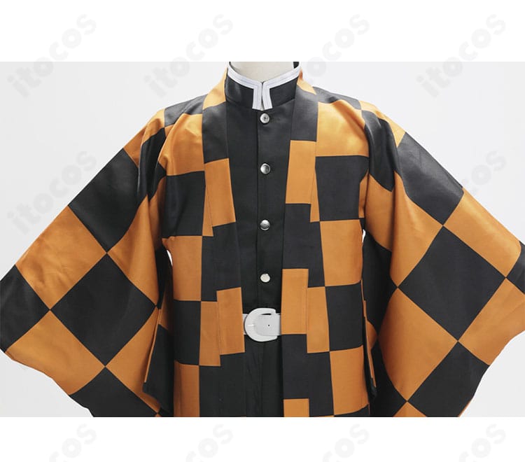 竈門炭十郎の羽織ディテール。袖口や裾の始末まで丁寧に再現し、上品な質感を表現。