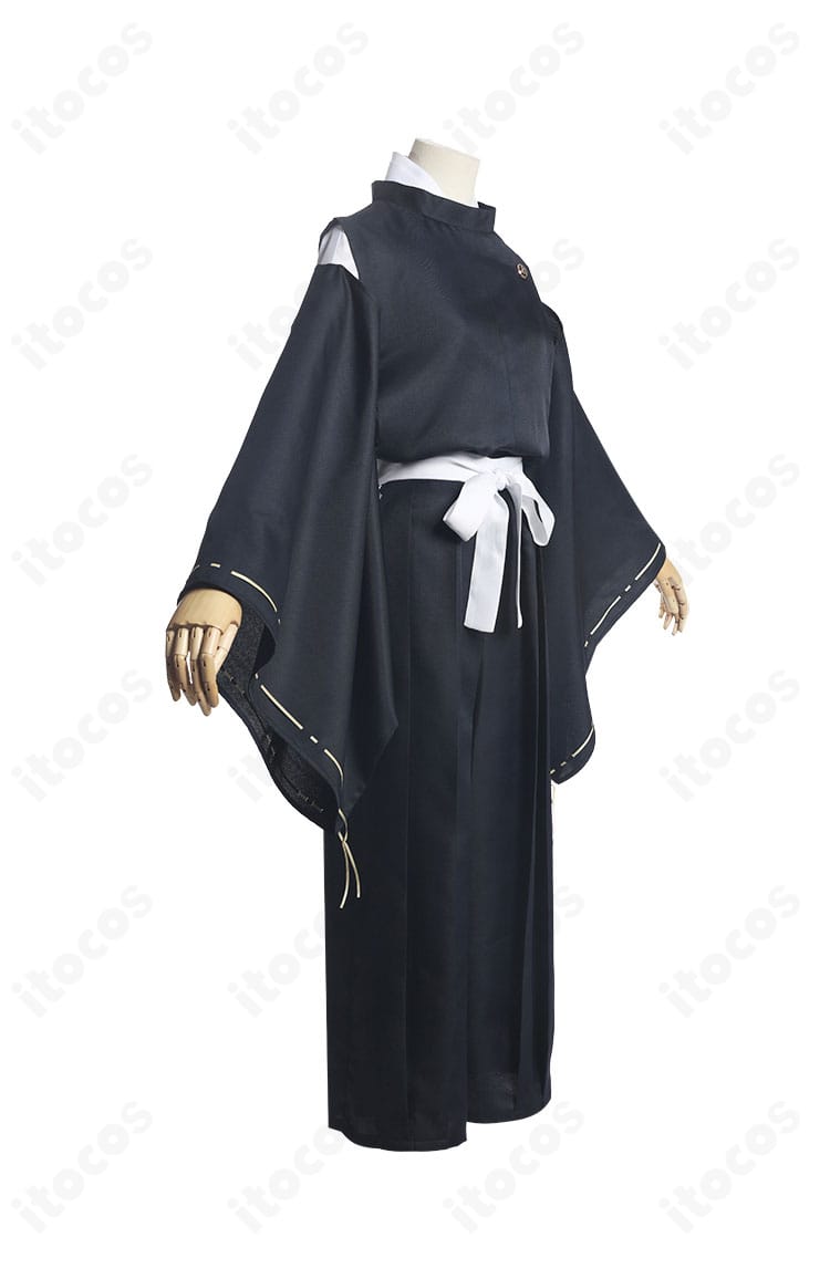 加茂憲紀 コスプレ衣装 左側面。肩線と袴の落ち感、シンプルながら計算されたディテールを強調