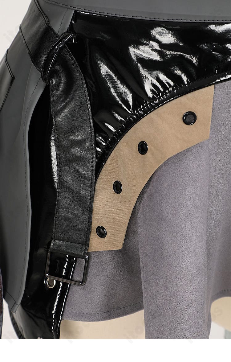 ティファ衣装 脚部の前斜めディテール。メタルフット装飾の立体感と固定方法を表示。