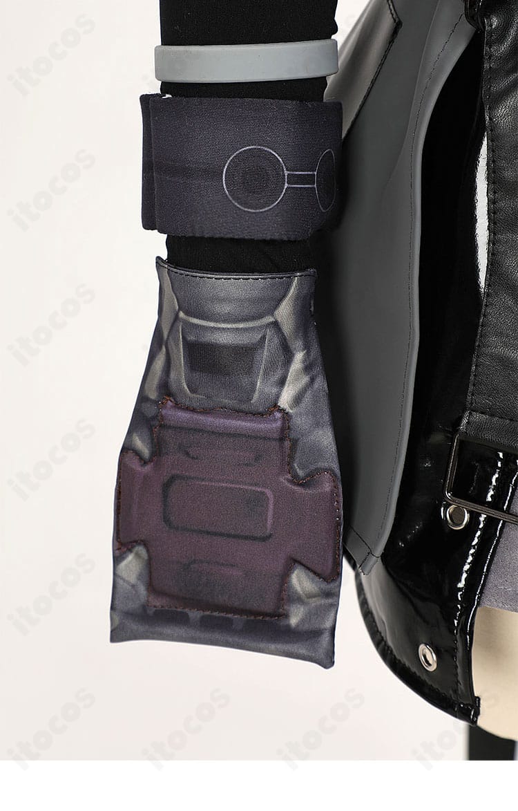 ティファ衣装 左手まわりの装飾ディテール。メタルフット意匠の手首飾りと手袋の質感。