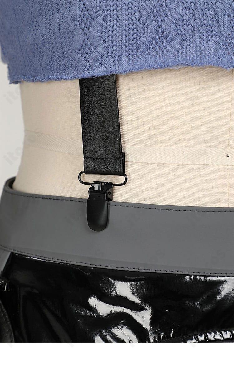 ティファ衣装 背面サスペンダーのディテール。交差位置と金具の取り付けを明瞭に撮影。