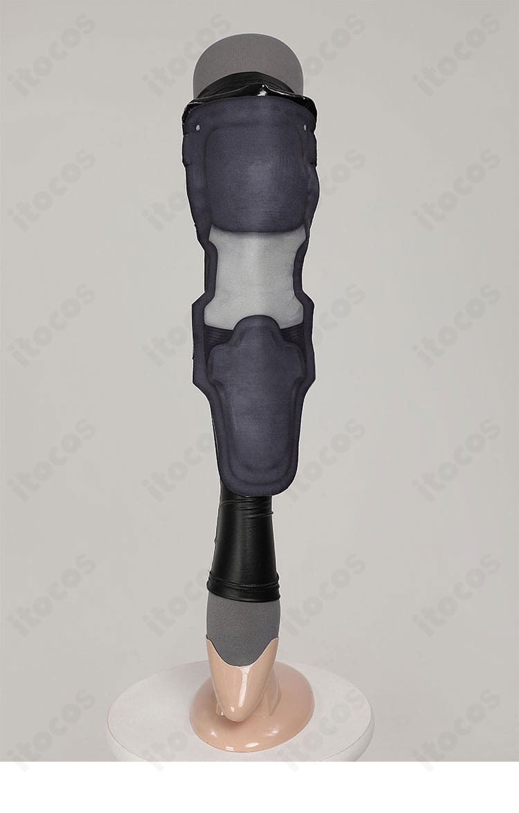 ティファ衣装 脚部正面装飾のクローズアップ。メタルフットの光沢と固定ストラップを再現。