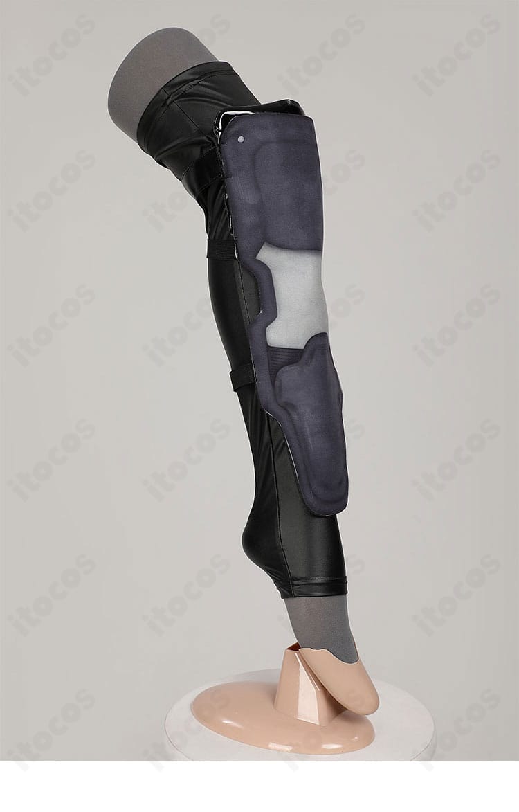 ティファ衣装 脚部側面装飾ディテール。プロテクターとベルトの配置バランスを確認。