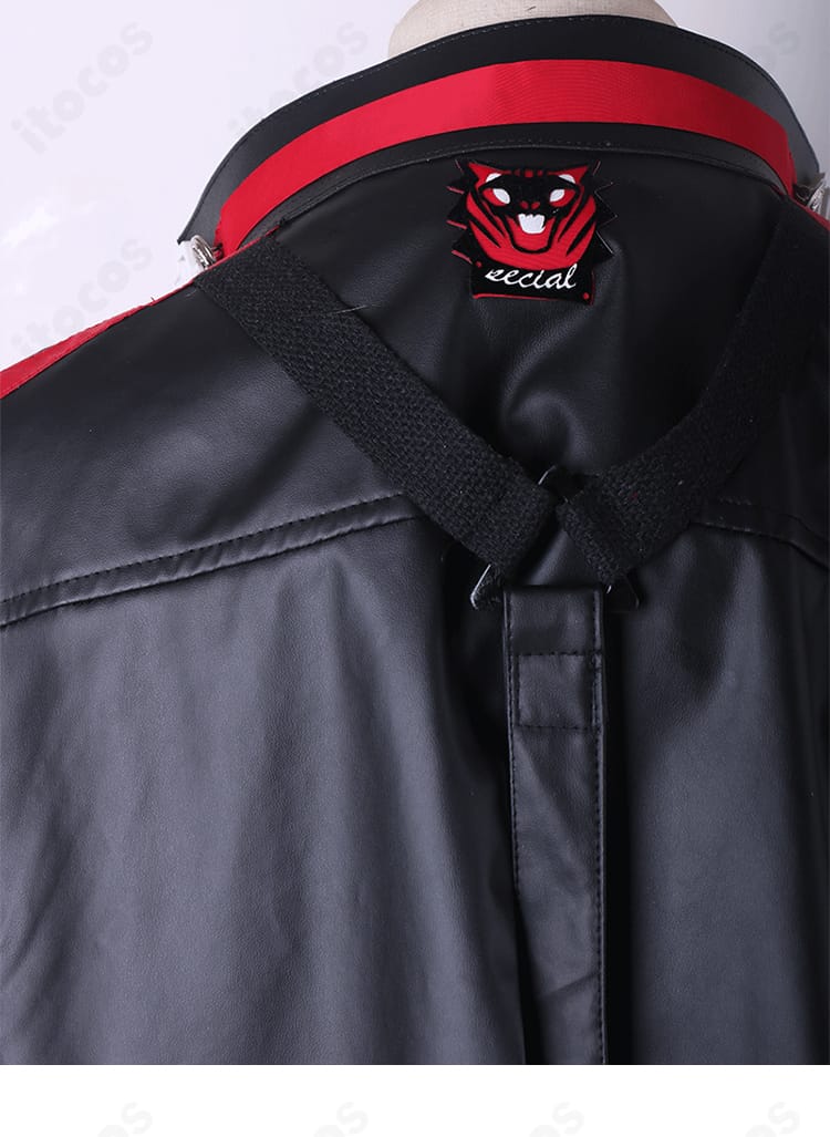 背面と後襟のデザイン。背中のシルエットと後ろ姿でわかる再現度の高さを示すカット。