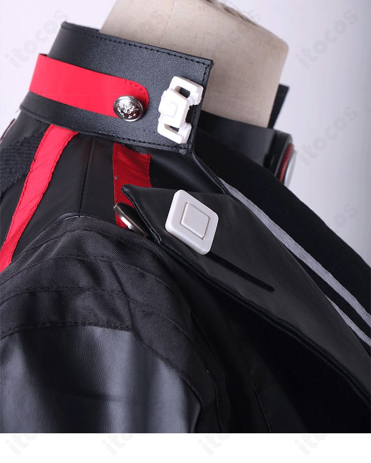 肩部分の装飾ディテール。刺繍表現と立体パーツの質感が伝わるクローズアップ。