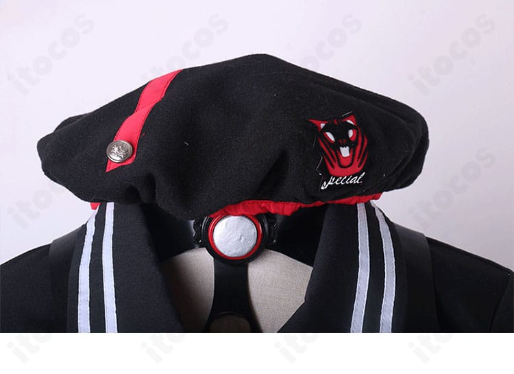 襟元の装飾アップ。キャラクター特有のモチーフと配色バランスを精緻に再現。