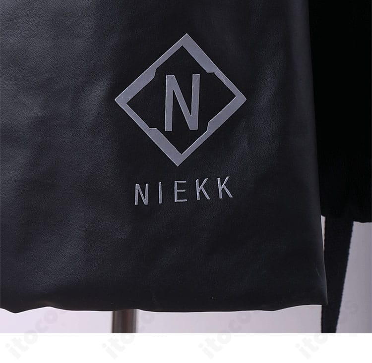 外套裾の柄と装飾の詳細。模様の連続性と縁取りの丁寧な仕立てを確認できる画像。