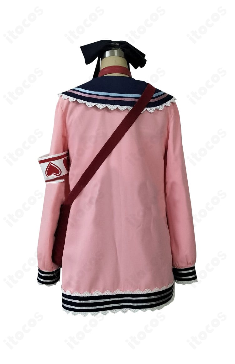 魔界ノりりむ セーラー服コスプレ背面。セーラーカラーの後ろ姿とコートのシルエット、スカートの落ち感を示す画像