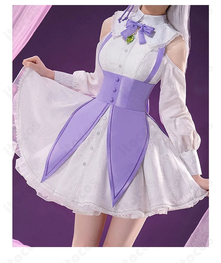 エミリア衣装の正面装飾アップ。ワンピースの刺繍と蝶ネクタイのディテールを強調。